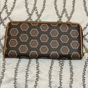 Cinda B wallet